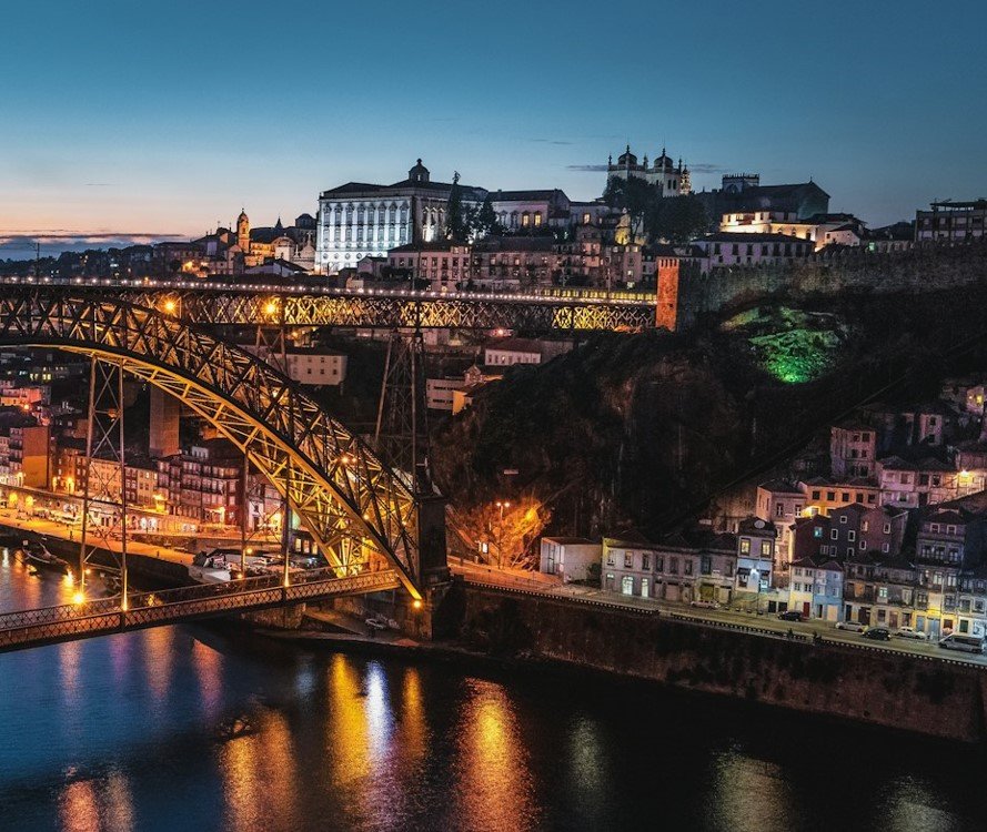 Portugal: cliffs, castles, stunning landscapes, vineyards, and golden beaches in Algarve